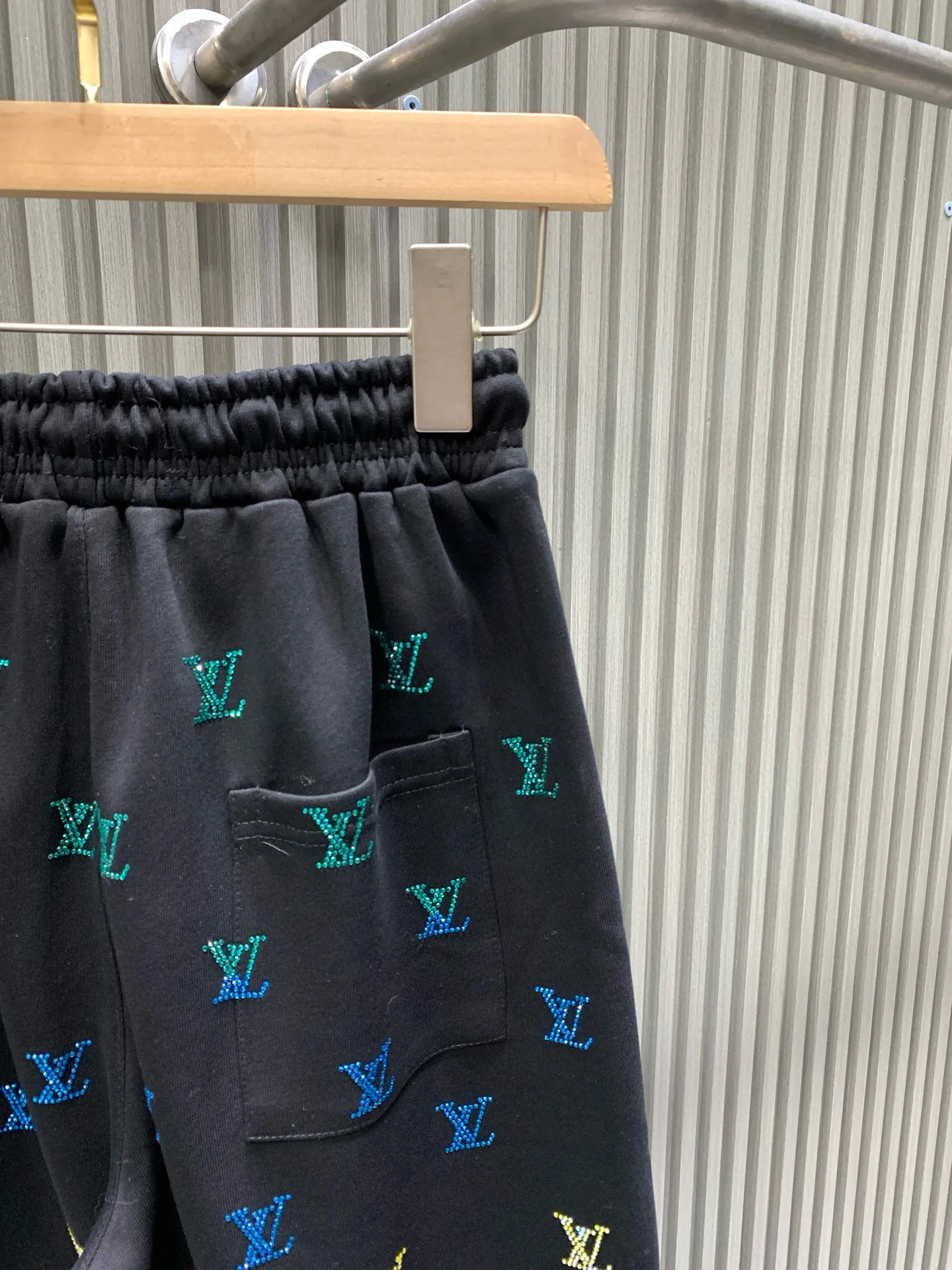 🅿️230 🀄️ Louis Vuitton, original product from the official website 🔥 2V simple and fashionable summer shorts and casual pants, with full diamond design, very comfortable to wear, low-key yet luxurious. It is very classy to wear, and the style and tailoring of the pants need not be said. The upper body is exquisite and vivid. Really first-class top quality materials. Really palace-class casual pants and elastic pants, made of Turkish cotton. Produces the most famous denim fabric of outstanding quality. After heavy washing, the pants are very soft! The straight-leg version is not picky, the upper body is absolutely stylish, and the waistband design is extremely luxurious.